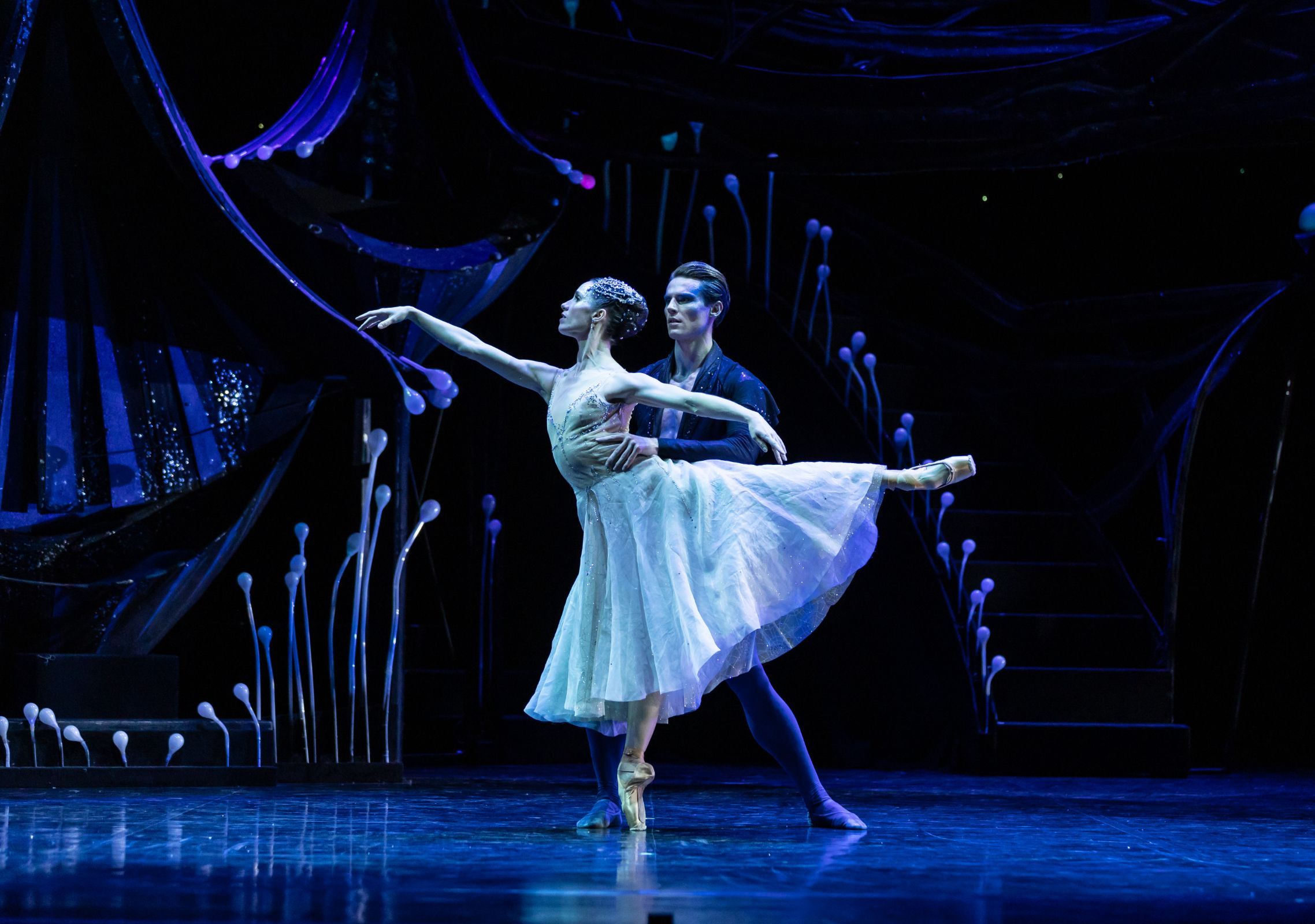 Lucy Green as Titania and Joel Woellner as Oberon in Liam Scarlett's <i>A Midsummer Night's Dream</i> &copy; David Kelly