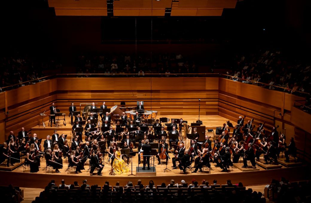 Thierry Fischer y Hera Hyesang Park junto a la Orquesta Sinfónica de Castilla y León © OSCYL