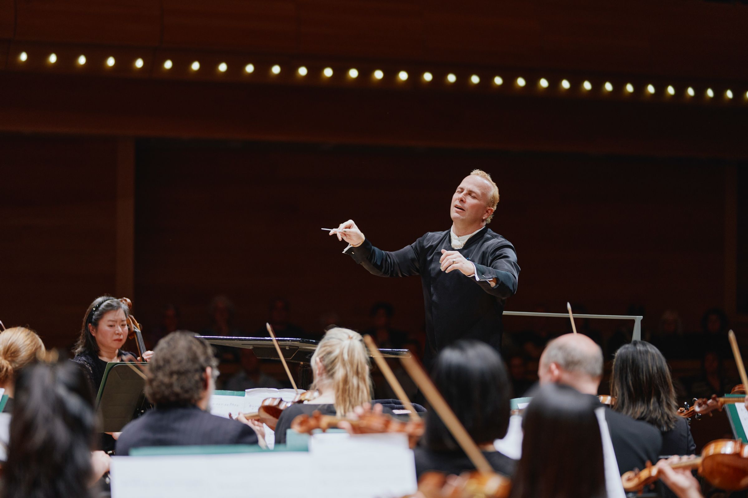 Yannick Nézet-Séguin conducts the Philadelphia Orchestra &copy; François Goupil