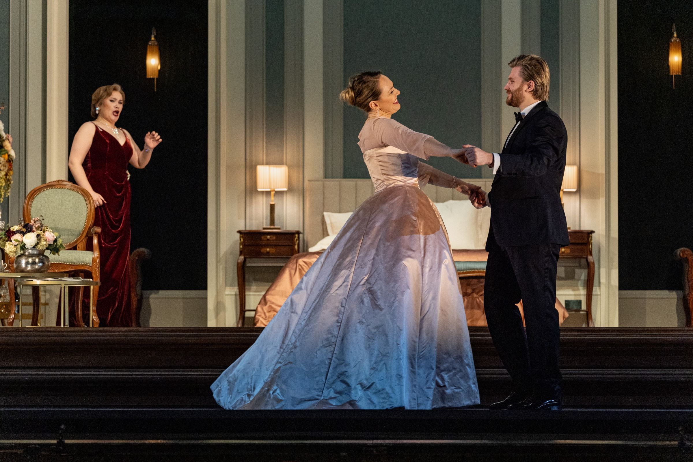 Barno Ismatullaeva (Elisabetta), Angela Brower (Sara) and Nikolay Zemlianskikh (Nottingham) &copy; Ben van Duin | Dutch National Opera