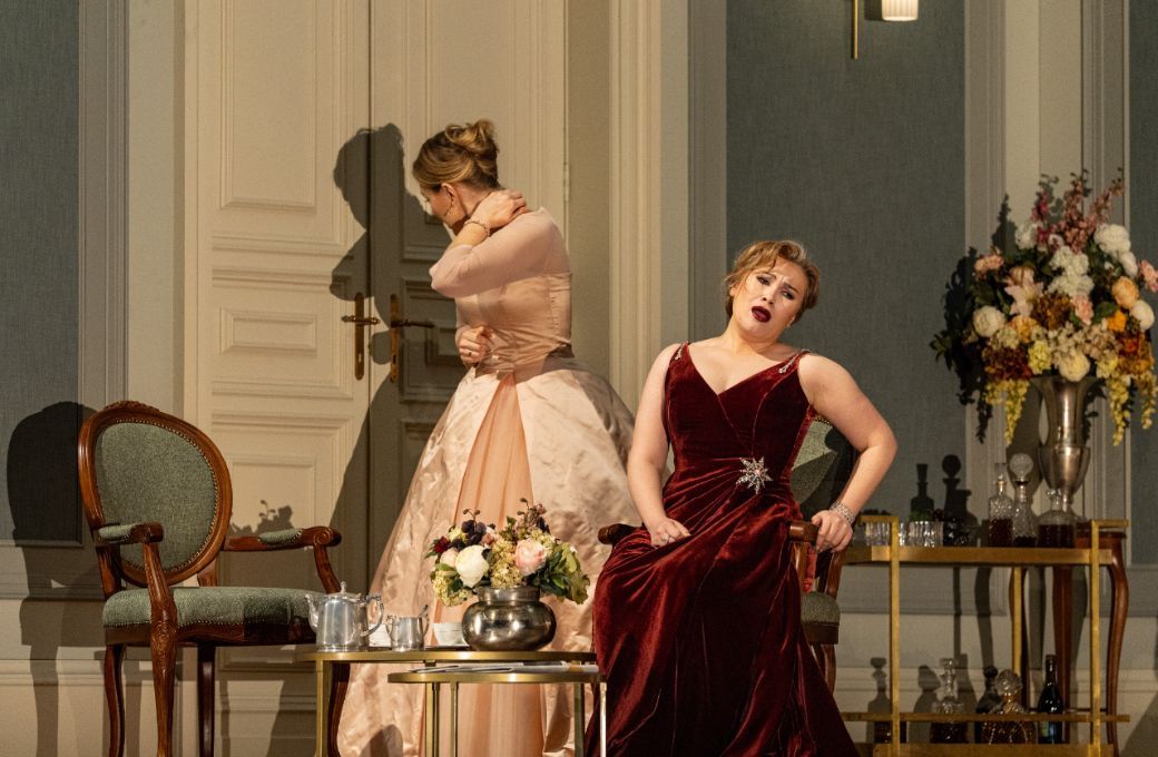 Angela Brower (Sara) and Barno Ismatullaeva (Elisabetta) &copy; Ben van Duin | Dutch National Opera
