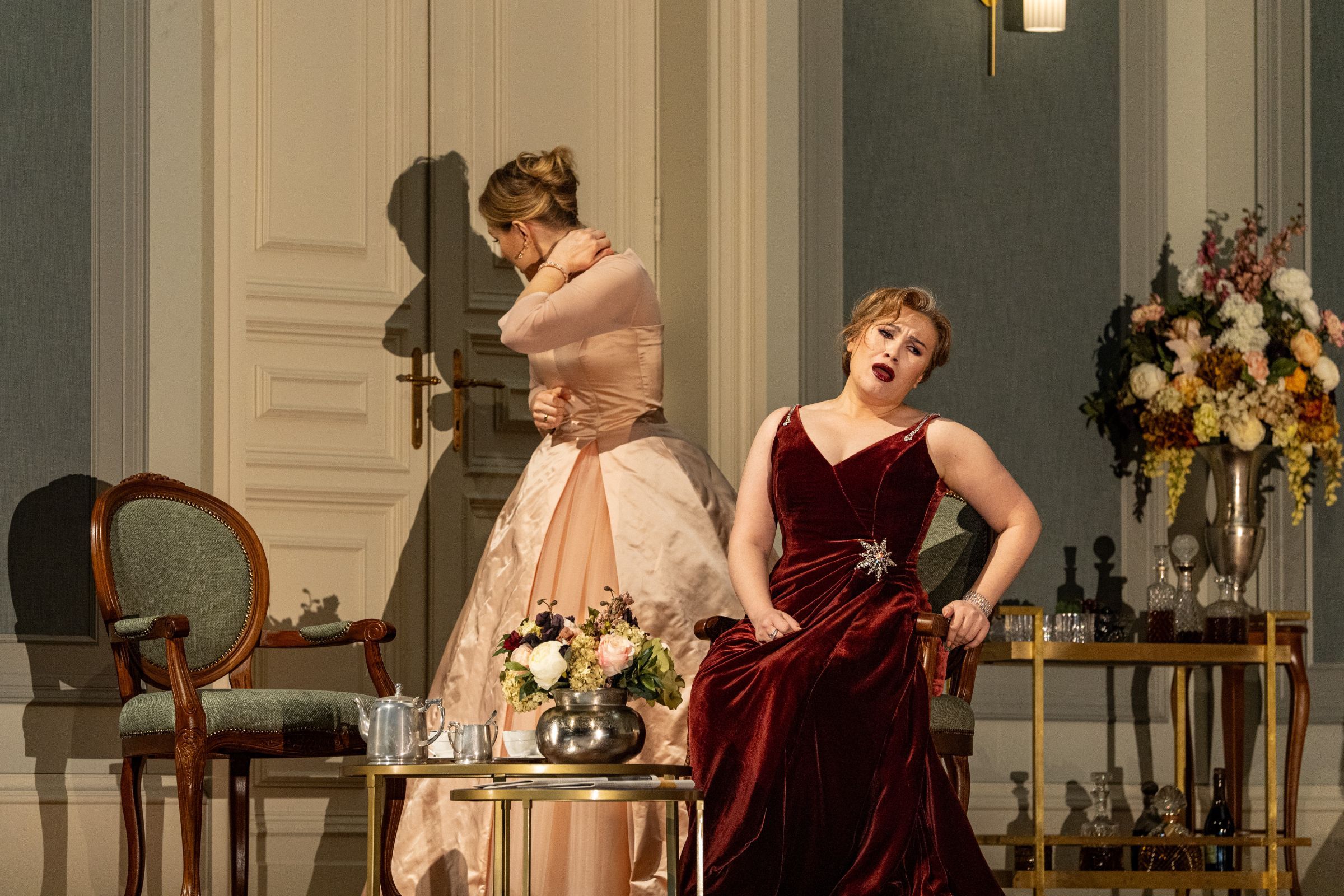 Angela Brower (Sara) and Barno Ismatullaeva (Elisabetta) &copy; Ben van Duin | Dutch National Opera
