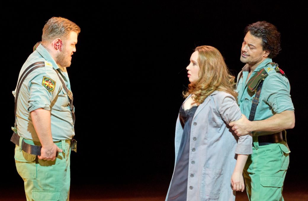 Ilja Kazakov (Zuniga), Vasilisa Berzhanskaya (Carmen) und Vittorio Grigolo (Don José) © Wiener Staatsoper | Michael Pöhn