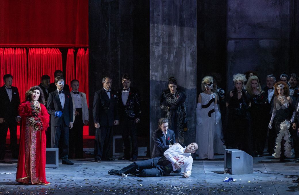 Anna Pirozzi (Amelia), Marina Monzó (Oscar), Francesco Meli (Riccardo) y el Cor de la Generalitat © Miguel Lorenzo & Mikel Ponce | Les Arts