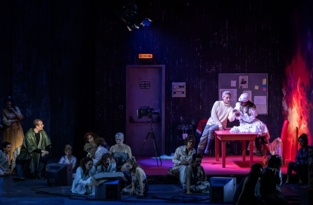 Escena de <i>Un ballo in maschera</i> con Toni Marsol (Silvano) y Anaïs Doménech © Miguel Lorenzo & Mikel Ponce | Les Arts