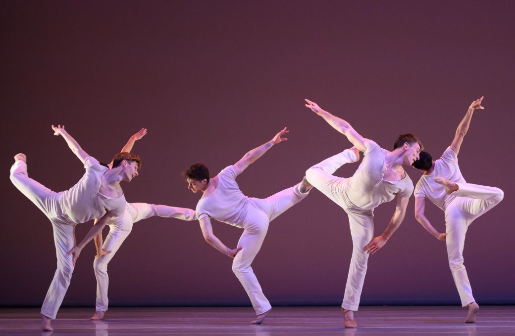 Les Ballets de Monte-Carlo in Jean-Christophe Maillot's <i>Vers un pays sage</i> &copy; Alice Blangero
