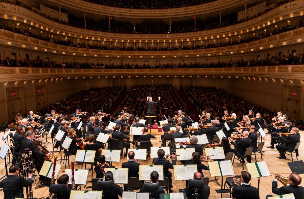 Jakub Hrůša conducts the Bamberg Symphony © Chris Lee