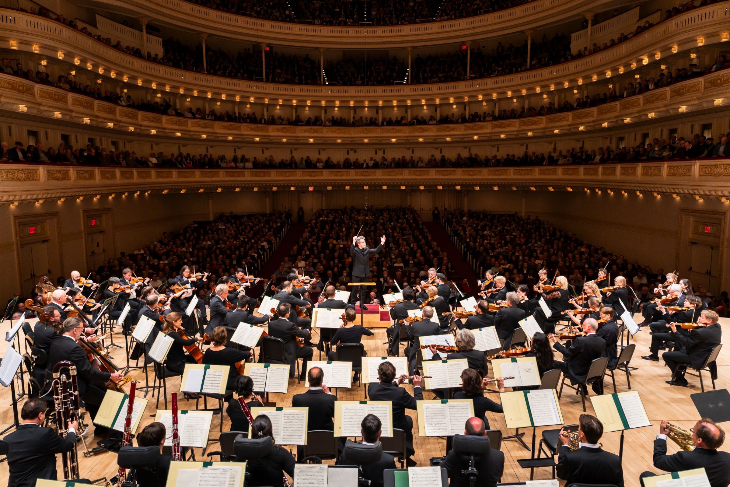 Jakub Hrůša conducts the Bamberg Symphony © Chris Lee