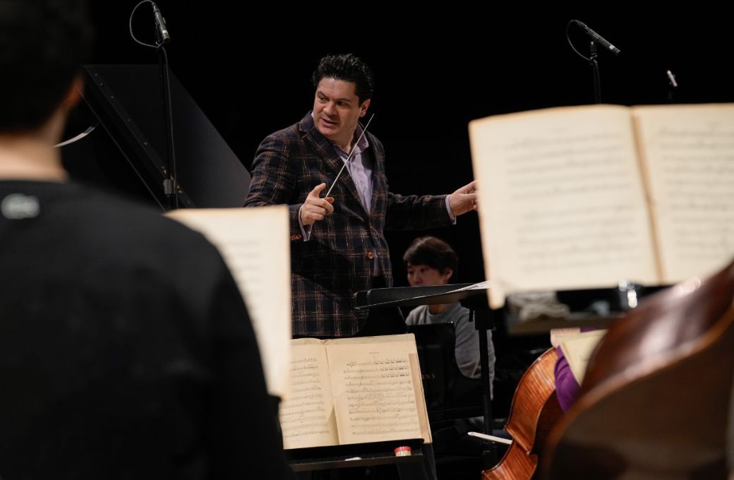 Cristian Măcelaru en répétition avec l'Orchestre National de France © Dimitri Scapolan