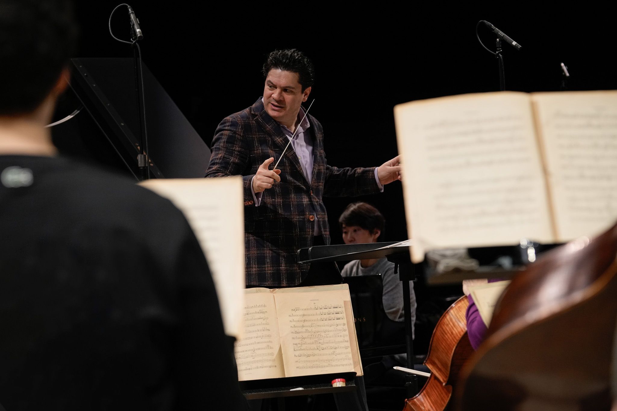 Cristian Măcelaru en répétition avec l'Orchestre National de France © Dimitri Scapolan