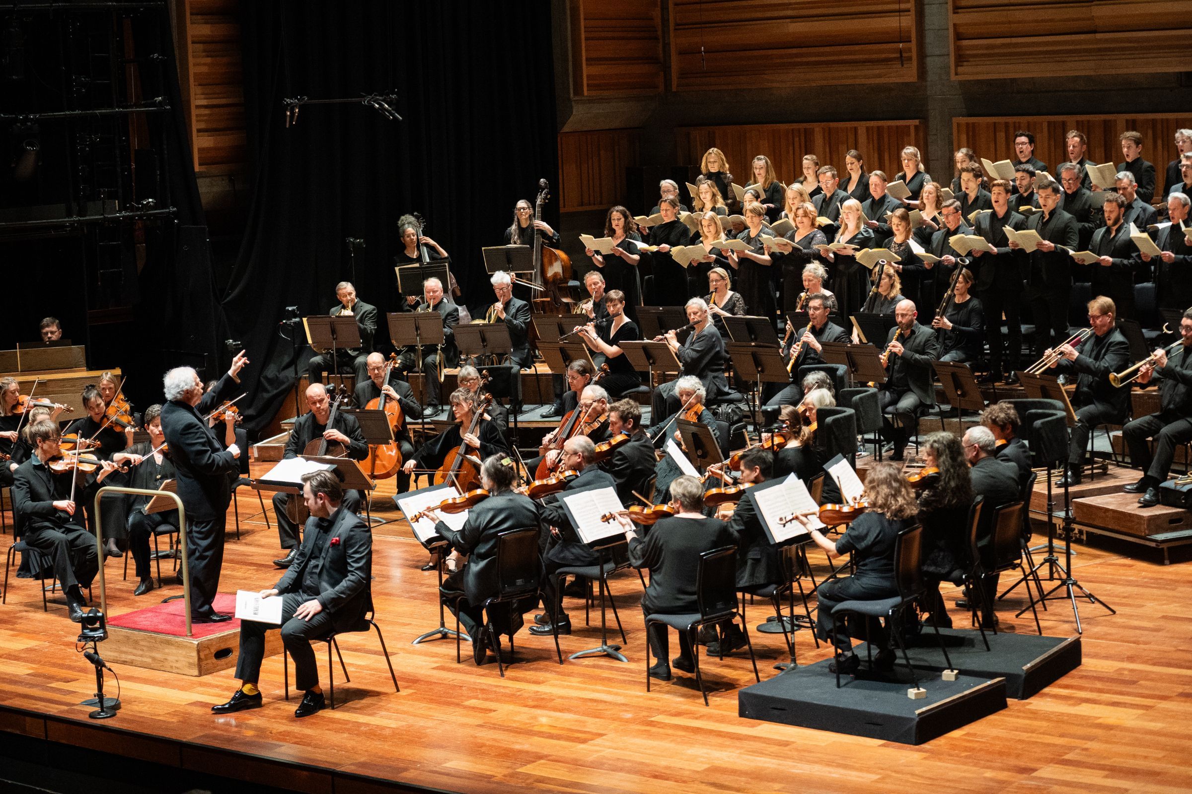 Sir András Schiff conducts the Orchestra and Choir of the Age of Enlightenment &copy; Doug Buist