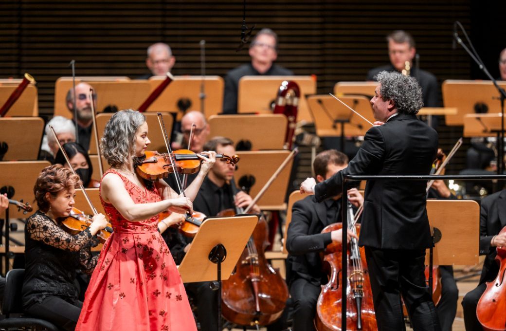 Hilary Hahn, Gustavo Dudamel and the New York Philharmonic &copy; Chris Lee