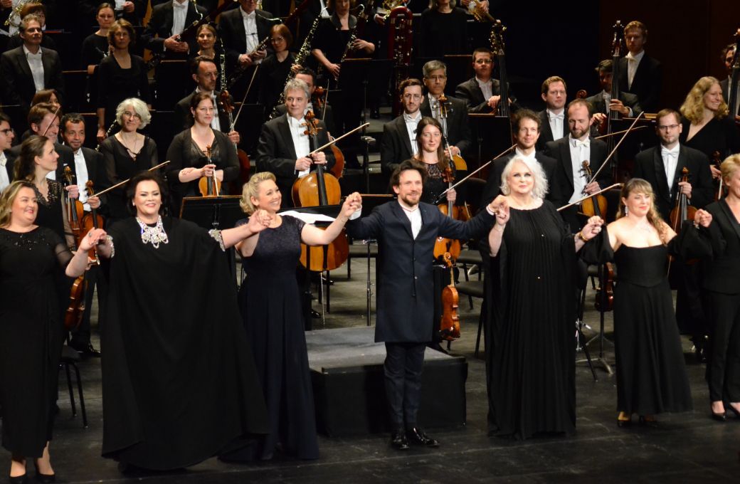 Cornelius Meister, les chanteurs et l'orchestre &agrave; l'issue d'<i>Elektra</i> au TCE &copy; Jean-Philippe Raibaud