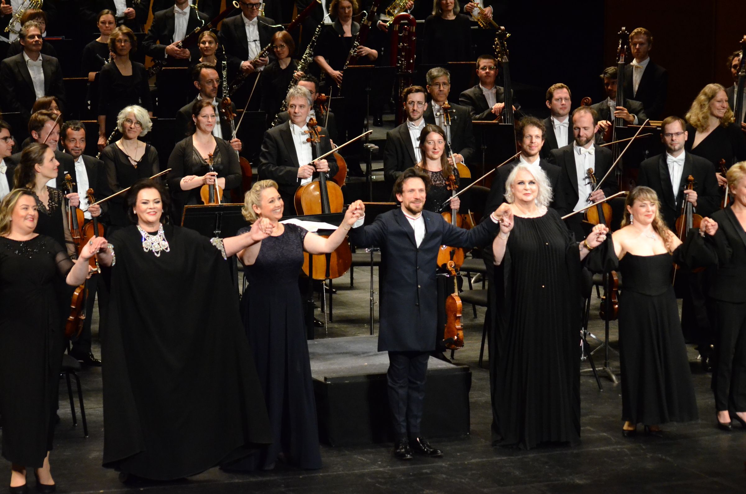 Cornelius Meister, les chanteurs et l'orchestre à l'issue d'<i>Elektra</i> au TCE &copy; Jean-Philippe Raibaud