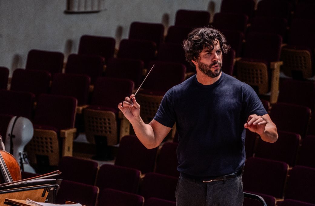 Domingo Hindoyan, in rehearsal for this concert © RPO | Tim Lutton