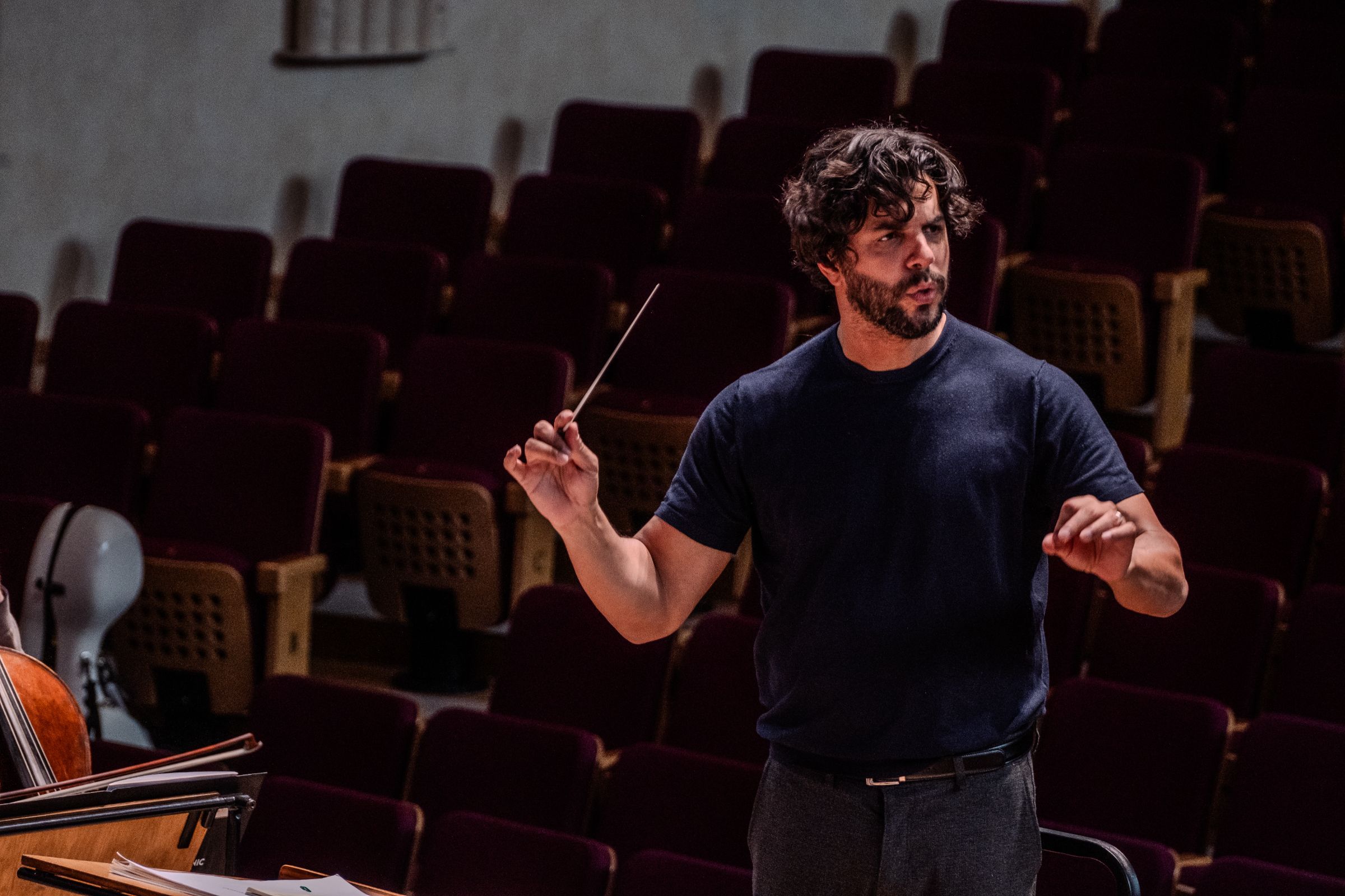 Domingo Hindoyan, in rehearsal for this concert © RPO | Tim Lutton