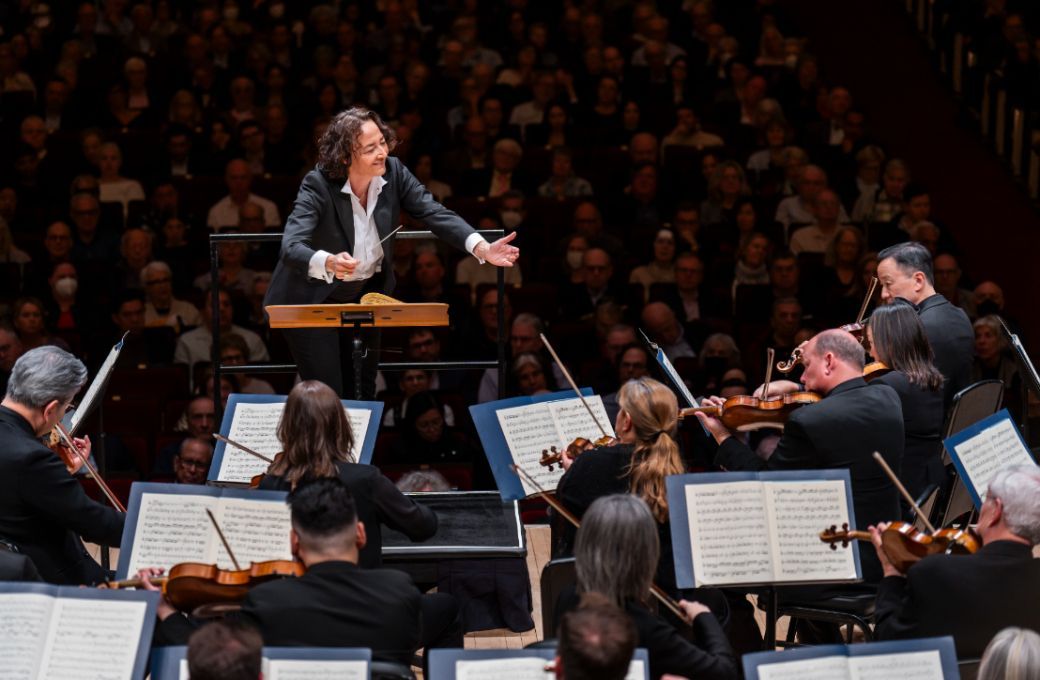 Nathalie Stutzmann conducts the Philadelphia Orchestra &copy; Chris Lee