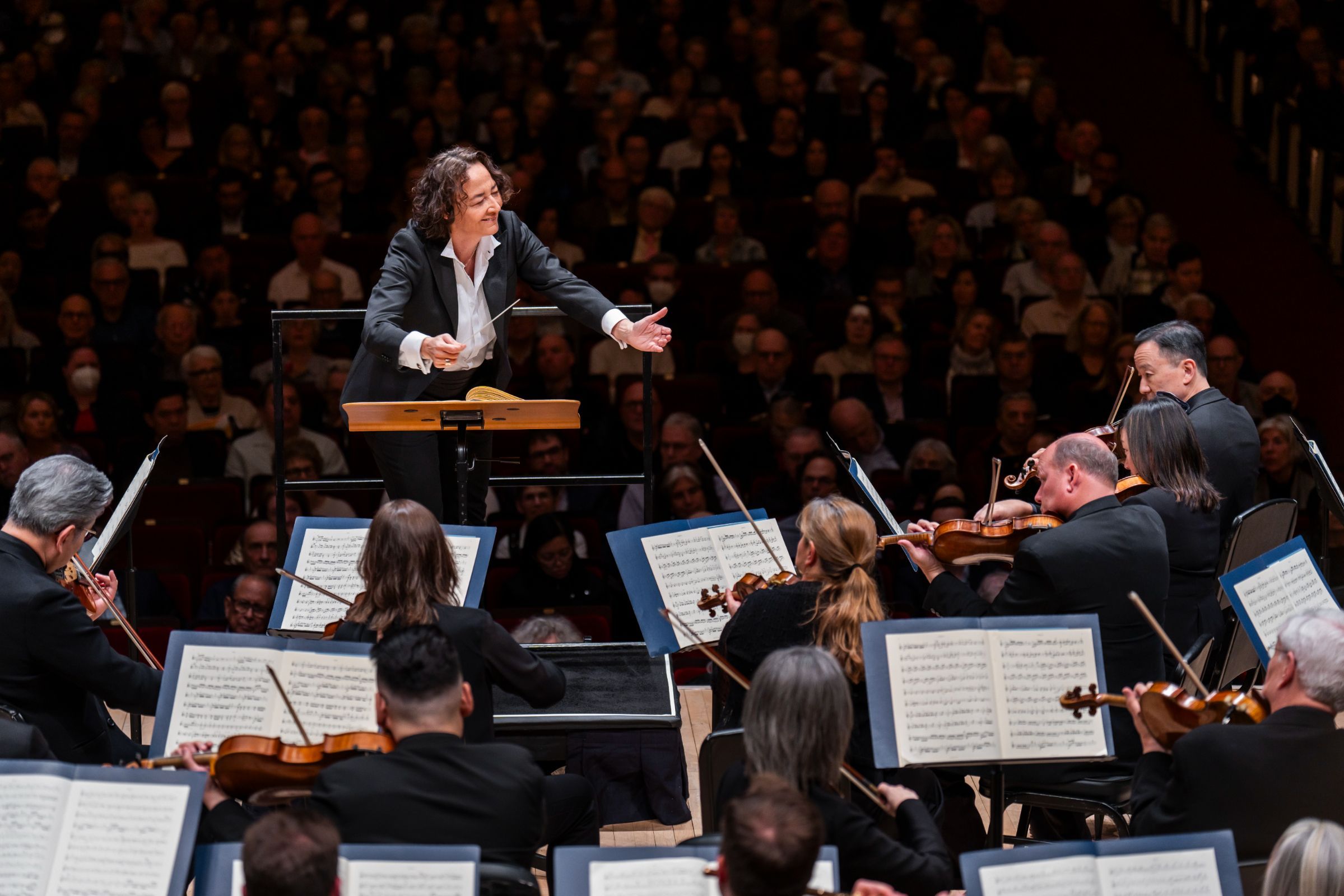 Nathalie Stutzmann conducts the Philadelphia Orchestra © Chris Lee