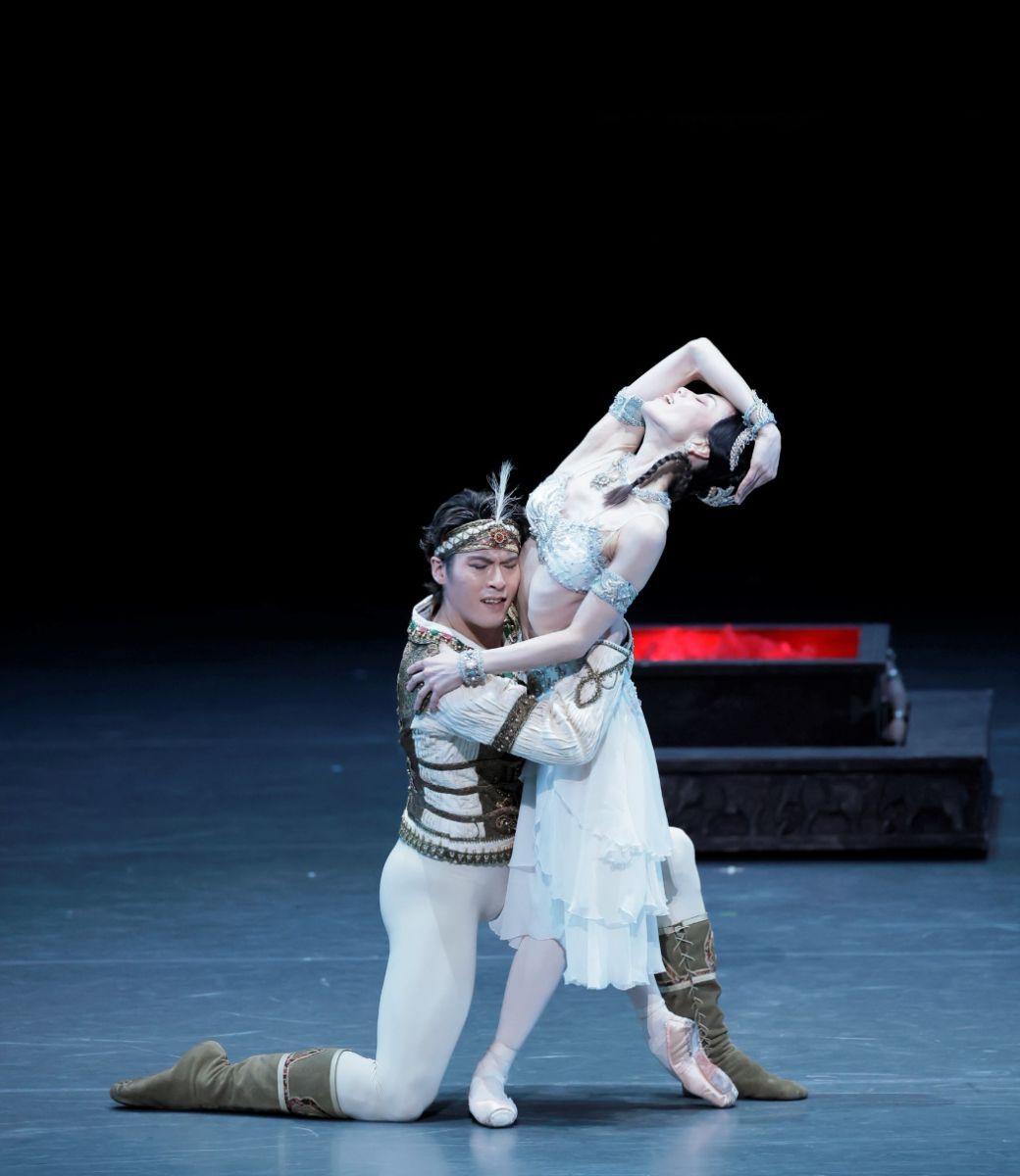 Ayako Ono as Nikiya and Yudai Fukuoka as Solor in <i>La Bayadère</i> © Hidemi Seto