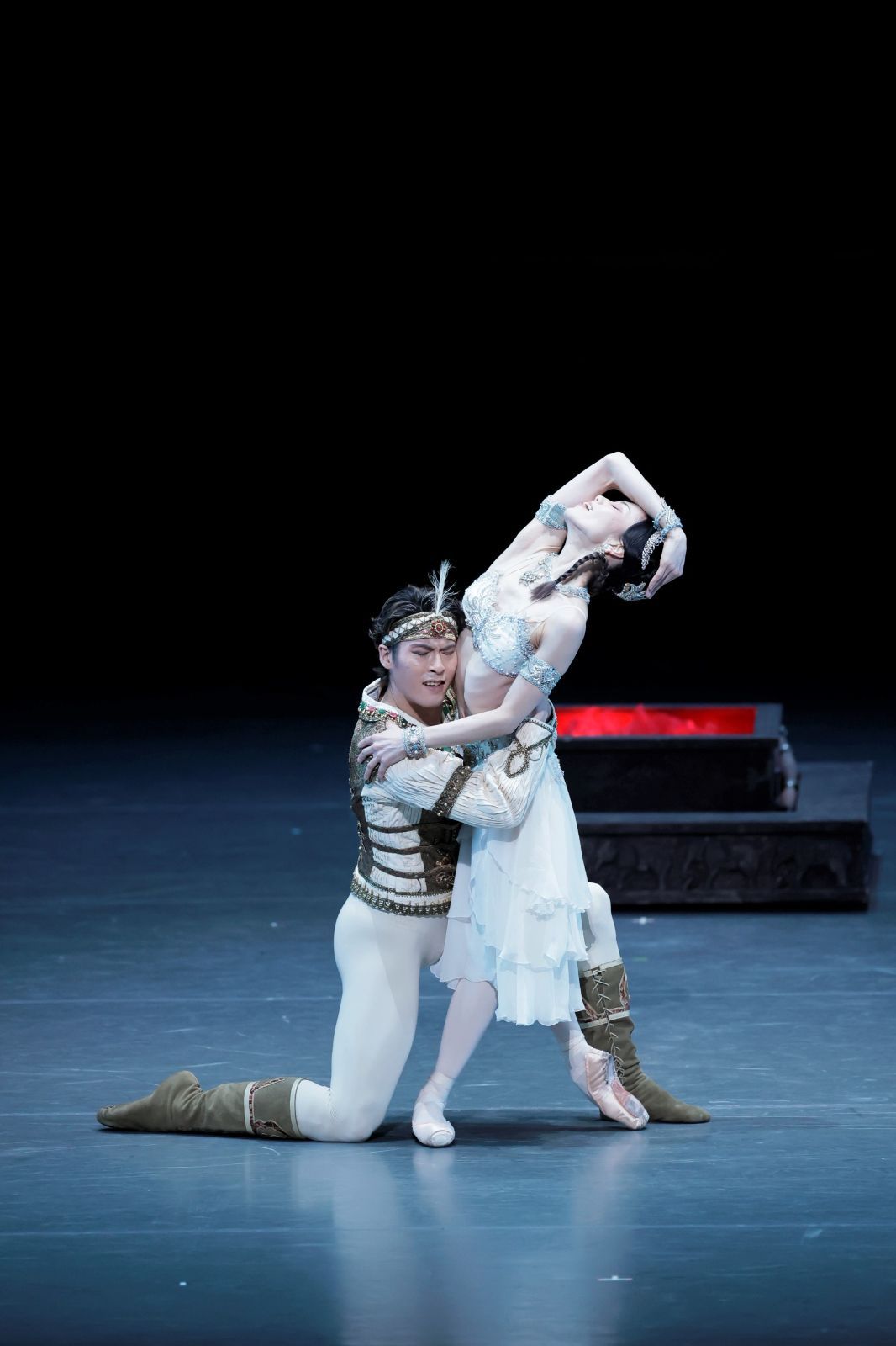 Ayako Ono as Nikiya and Yudai Fukuoka as Solor in <i>La Bayadère</i> &copy; Hidemi Seto