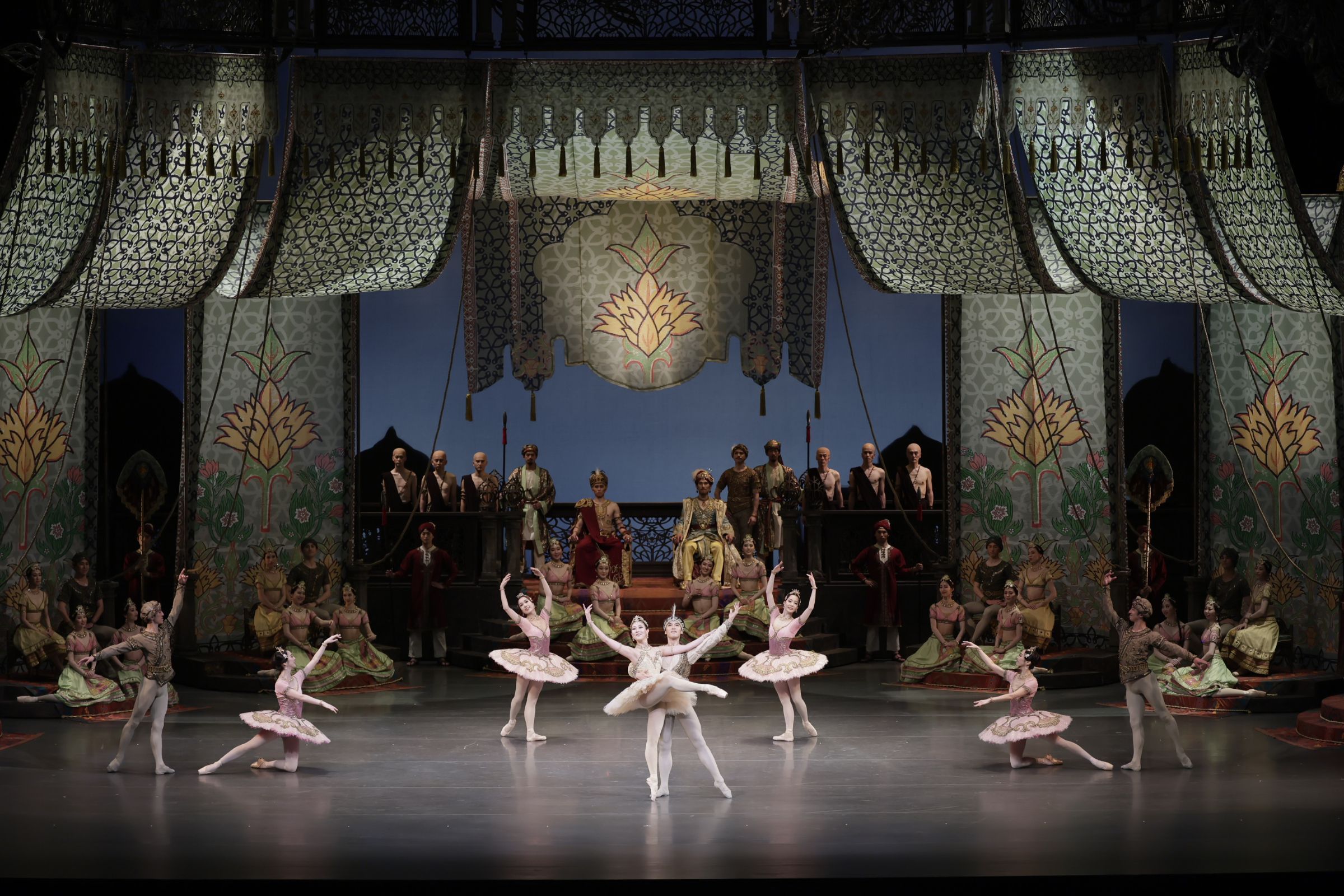 National Ballet of Japan in <i>La Bayadère</i> &copy; Hidemi Seto