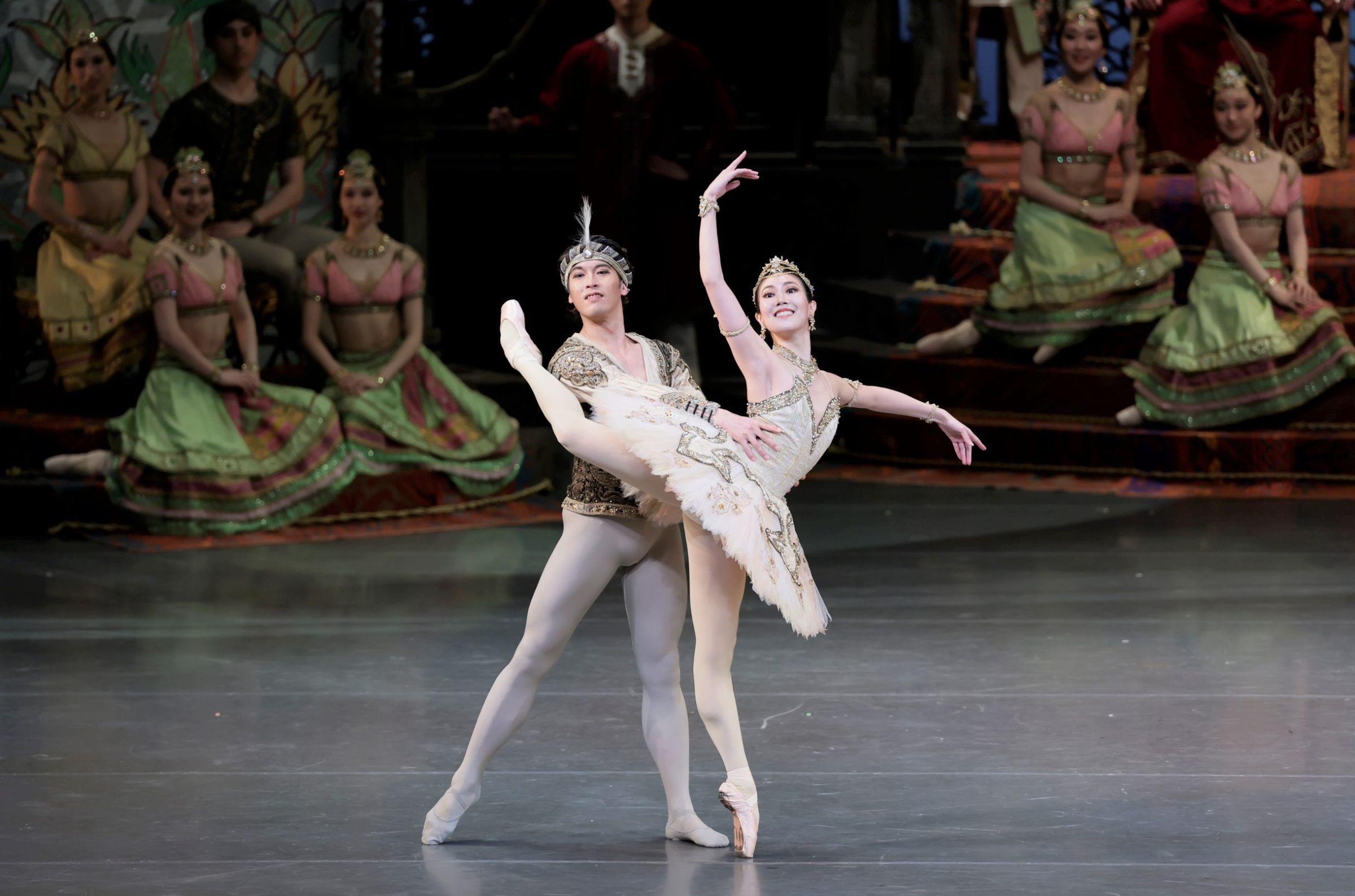 Miho Naotsuka as Gamzatti and Yudai Fukuoka as Solor in <i>La Bayadère</i> &copy; Hidemi Seto