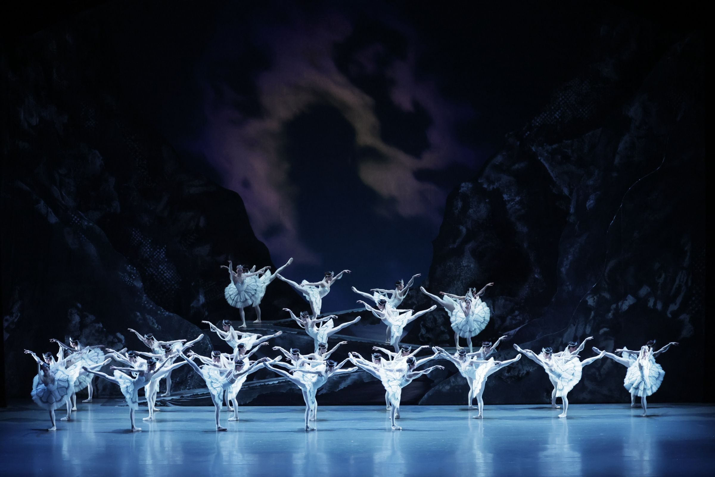 National Ballet of Japan in Act 3 of <i>La Bayadère</i> &copy; Hidemi Seto