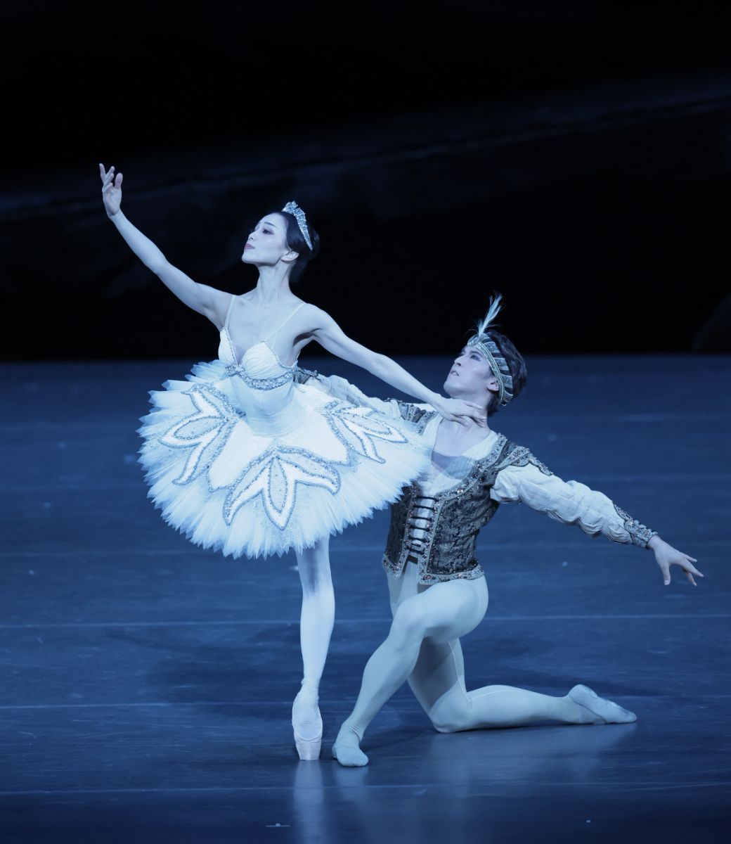 Ayako Ono as Nikiya and Yudai Fukuoka as Solor in <i>La Bayad&egrave;re</i> &copy; Hidemi Seto