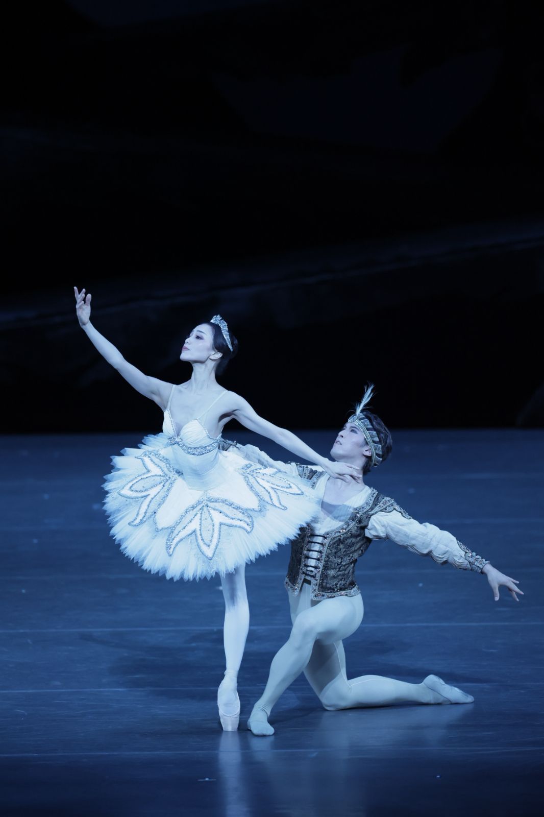 Ayako Ono as Nikiya and Yudai Fukuoka as Solor in <i>La Bayadère</i> &copy; Hidemi Seto