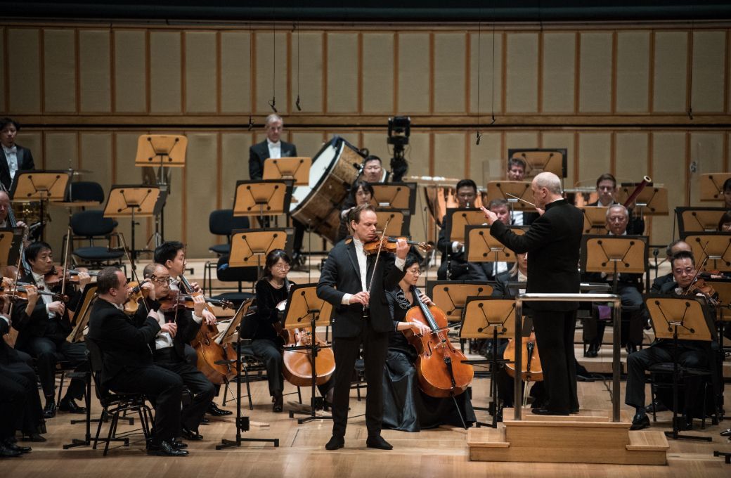 Benjamin Schmid with Hans Graf and the Singapore Symphony Orchestra © Singapore Symphony Orchestra | Jack Yam