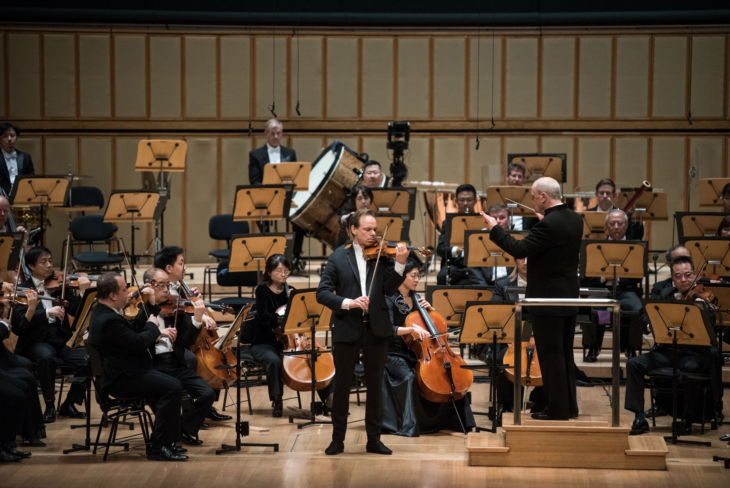 Benjamin Schmid with Hans Graf and the Singapore Symphony Orchestra &copy; Singapore Symphony Orchestra | Jack Yam