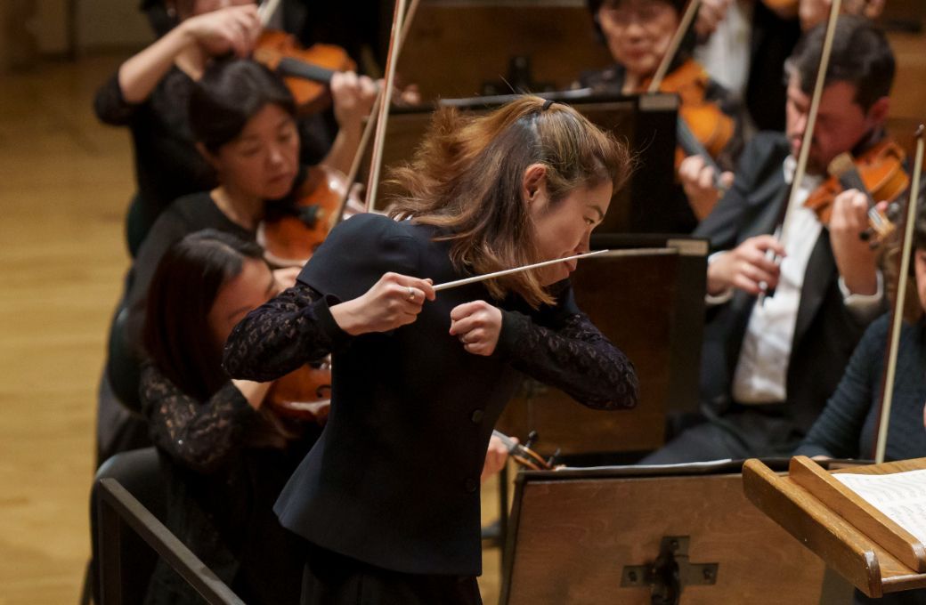 Elim Chan conducts the Chicago Symphony Orchestra © Todd Rosenberg Photography