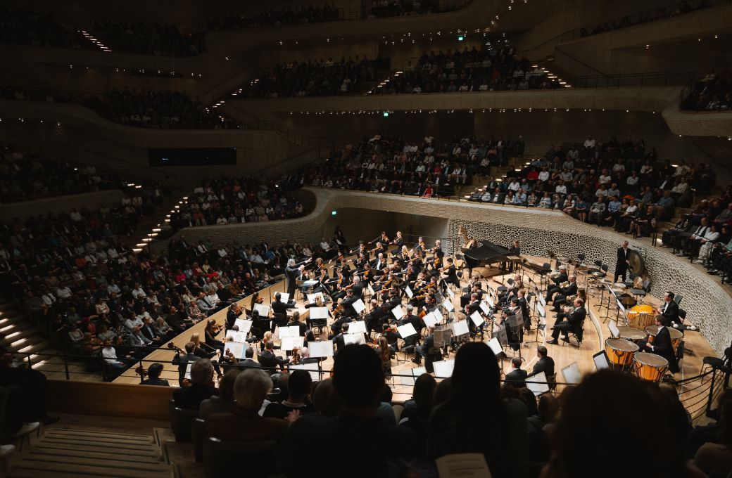 Vladimir Jurowski conducts the Berlin Radio Symphony Orchestra in the Elbphilharmonie © Daniel Dittus