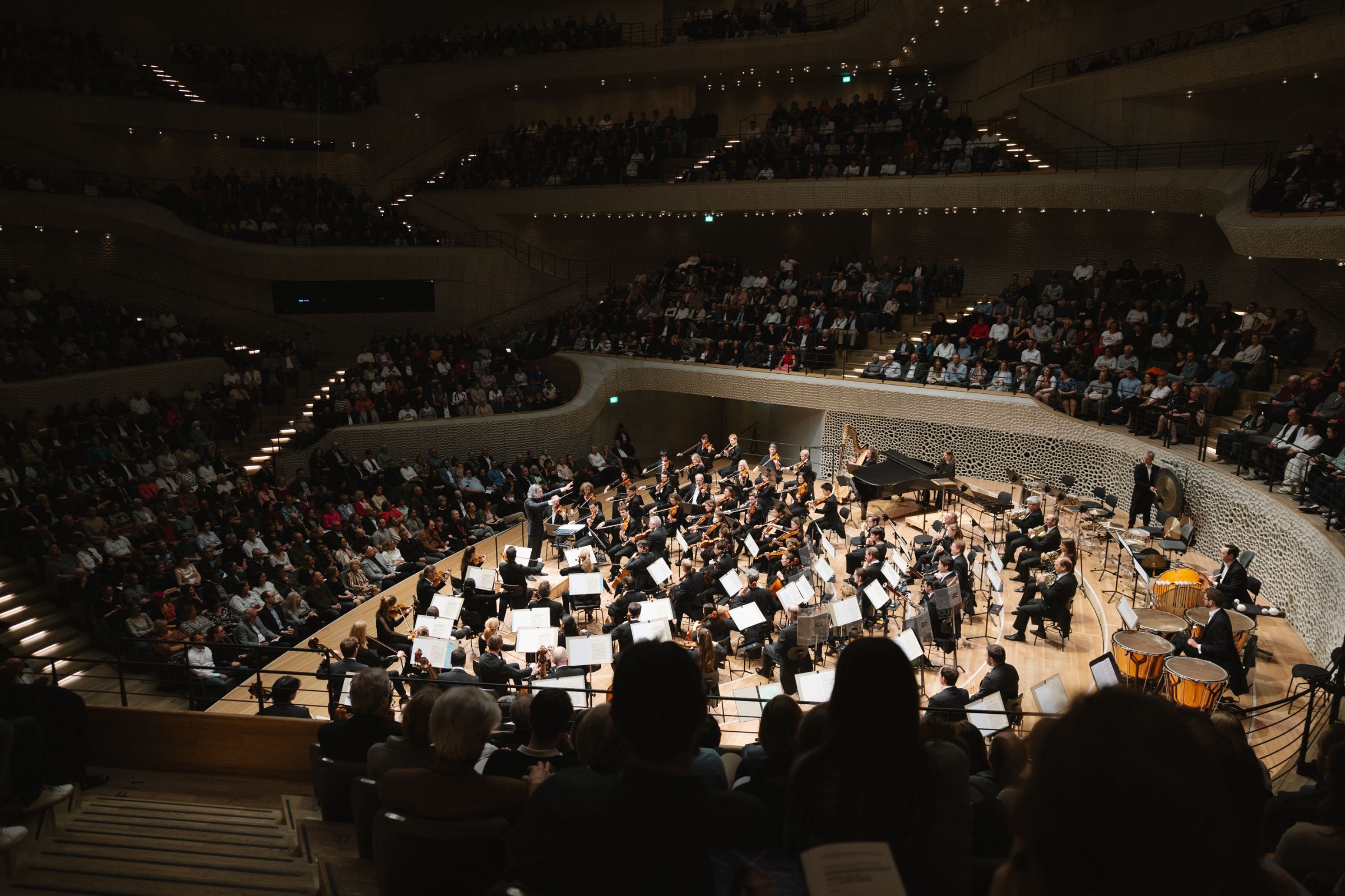 Vladimir Jurowski conducts the Berlin Radio Symphony Orchestra in the Elbphilharmonie © Daniel Dittus