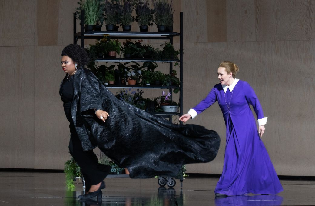 Raehann Bryce-Davis (La zia principessa) and Elena Stikhina (Suor Angelica) &copy; Monika Rittershaus | Dutch National Opera