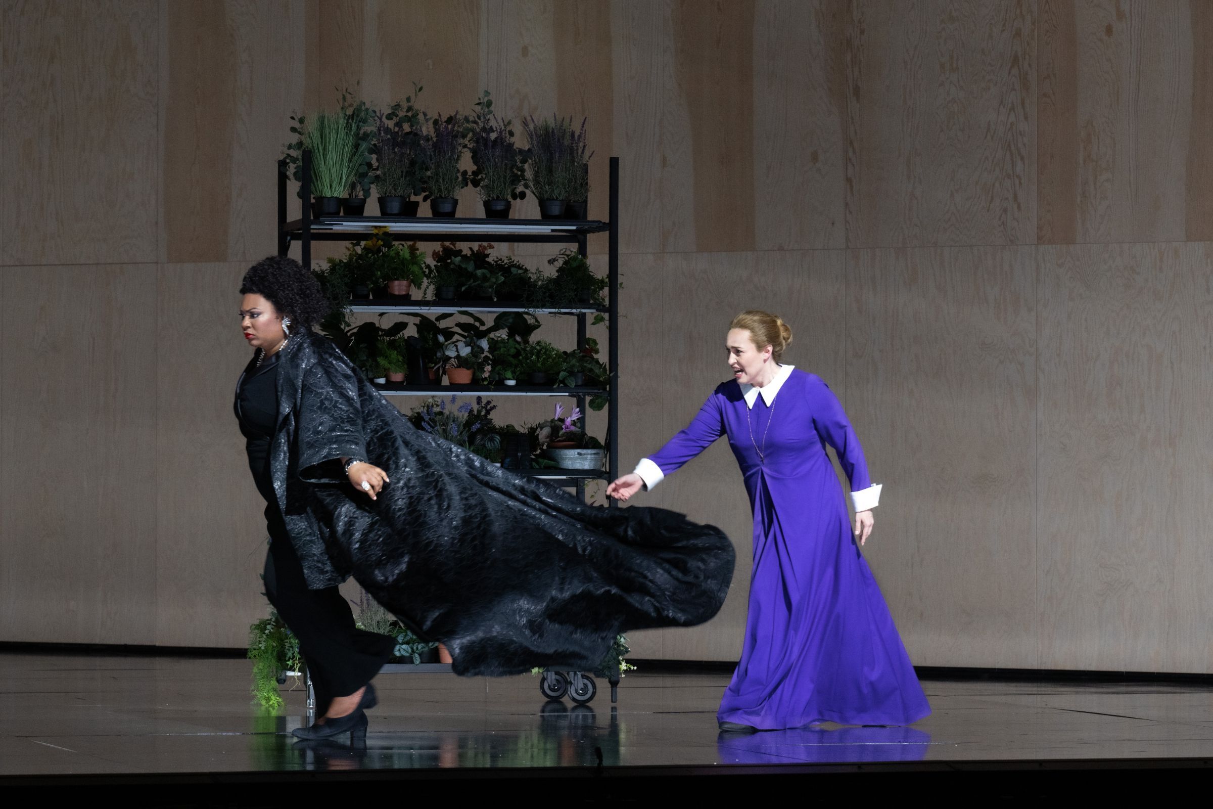 Raehann Bryce-Davis (La zia principessa) and Elena Stikhina (Suor Angelica) &copy; Monika Rittershaus | Dutch National Opera