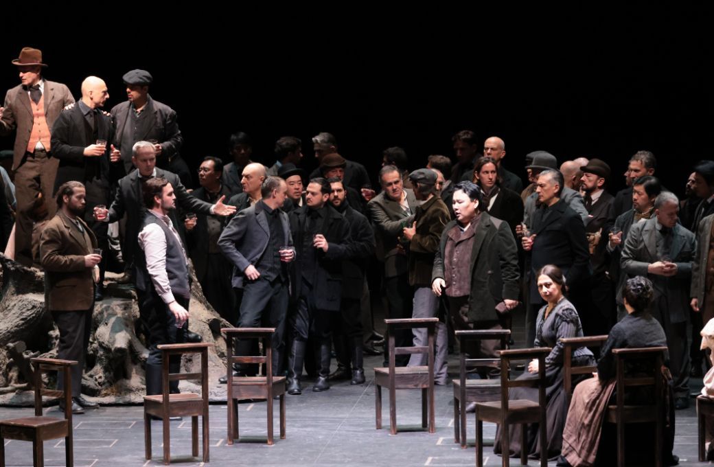 Brian Jagde (Turiddu), Amartuvshin Enkhbat (Alfio) and ensemble &copy; Teatro alla Scala | Brescia e Amisano