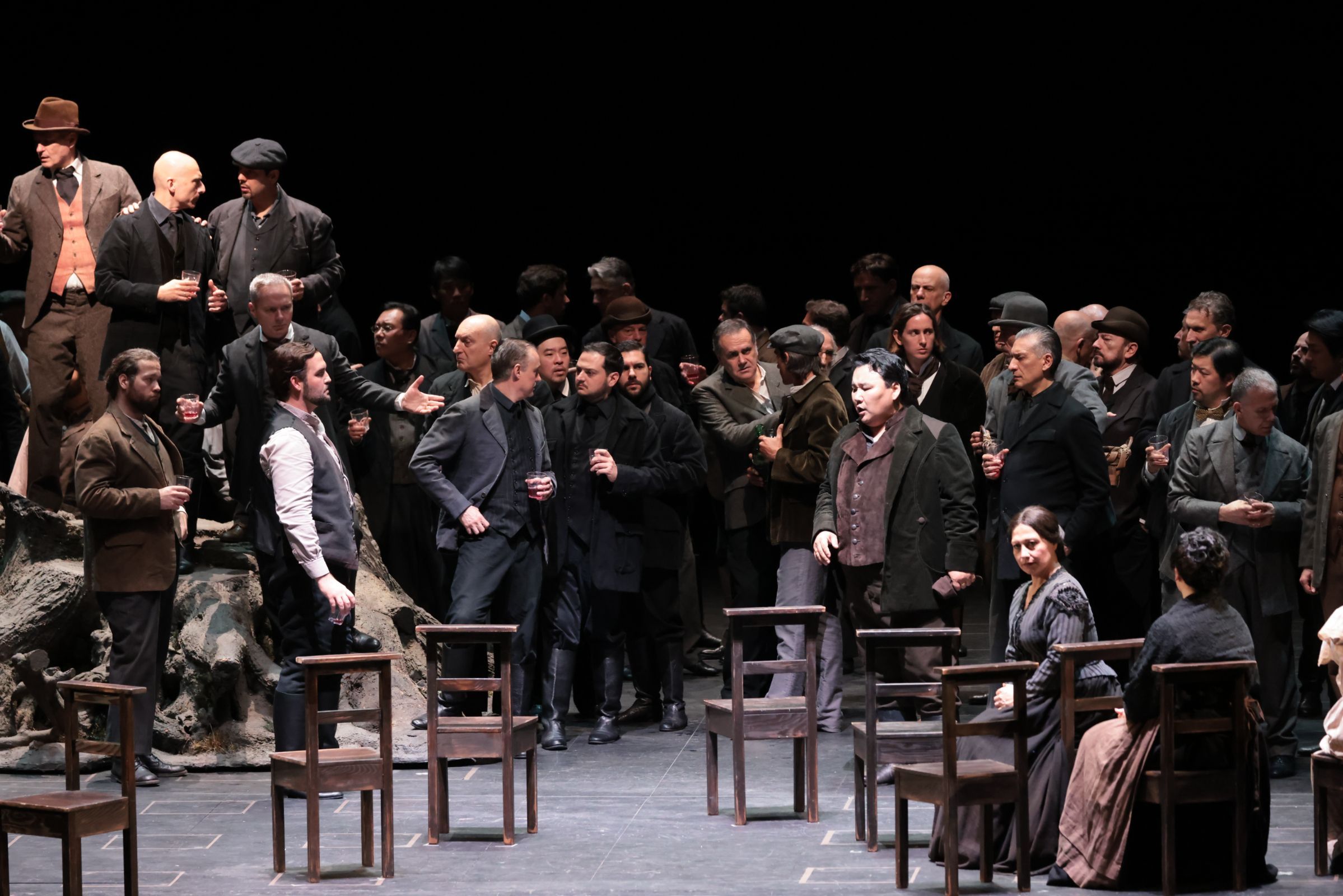Brian Jagde (Turiddu), Amartuvshin Enkhbat (Alfio) and ensemble &copy; Teatro alla Scala | Brescia e Amisano