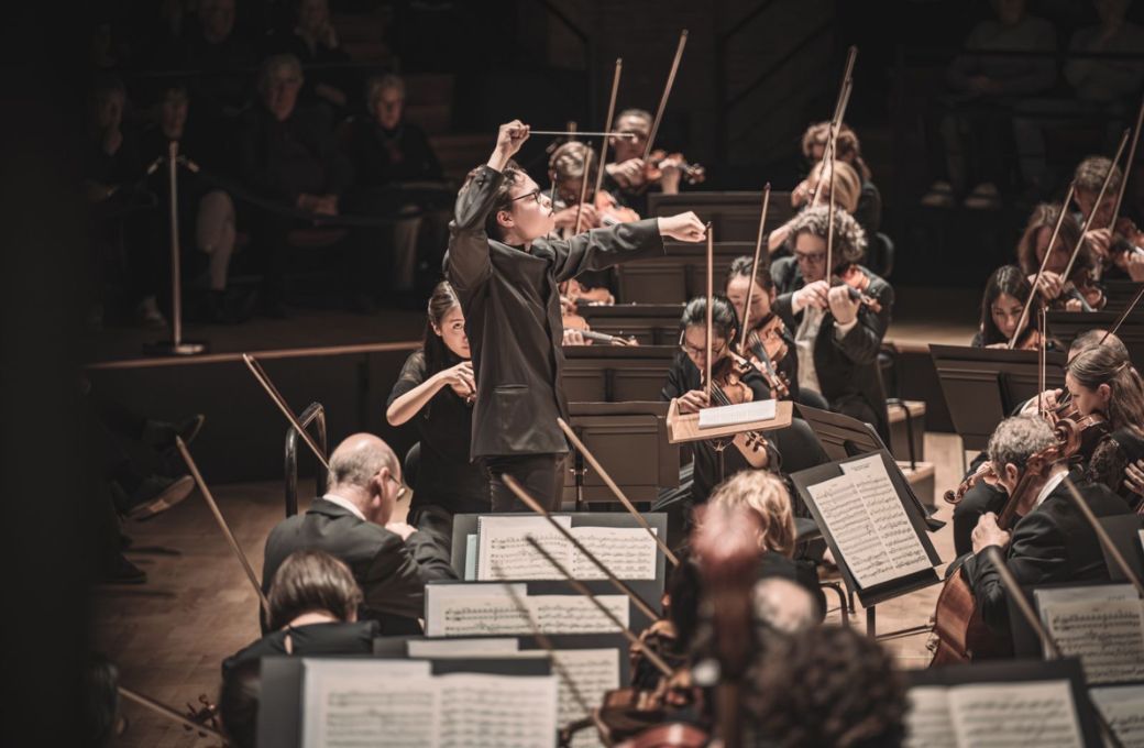 Tarmo Peltokoski dirige l'ONCT dans la <i>Neuvième Symphonie</i> de Bruckner © Romain Alcaraz
