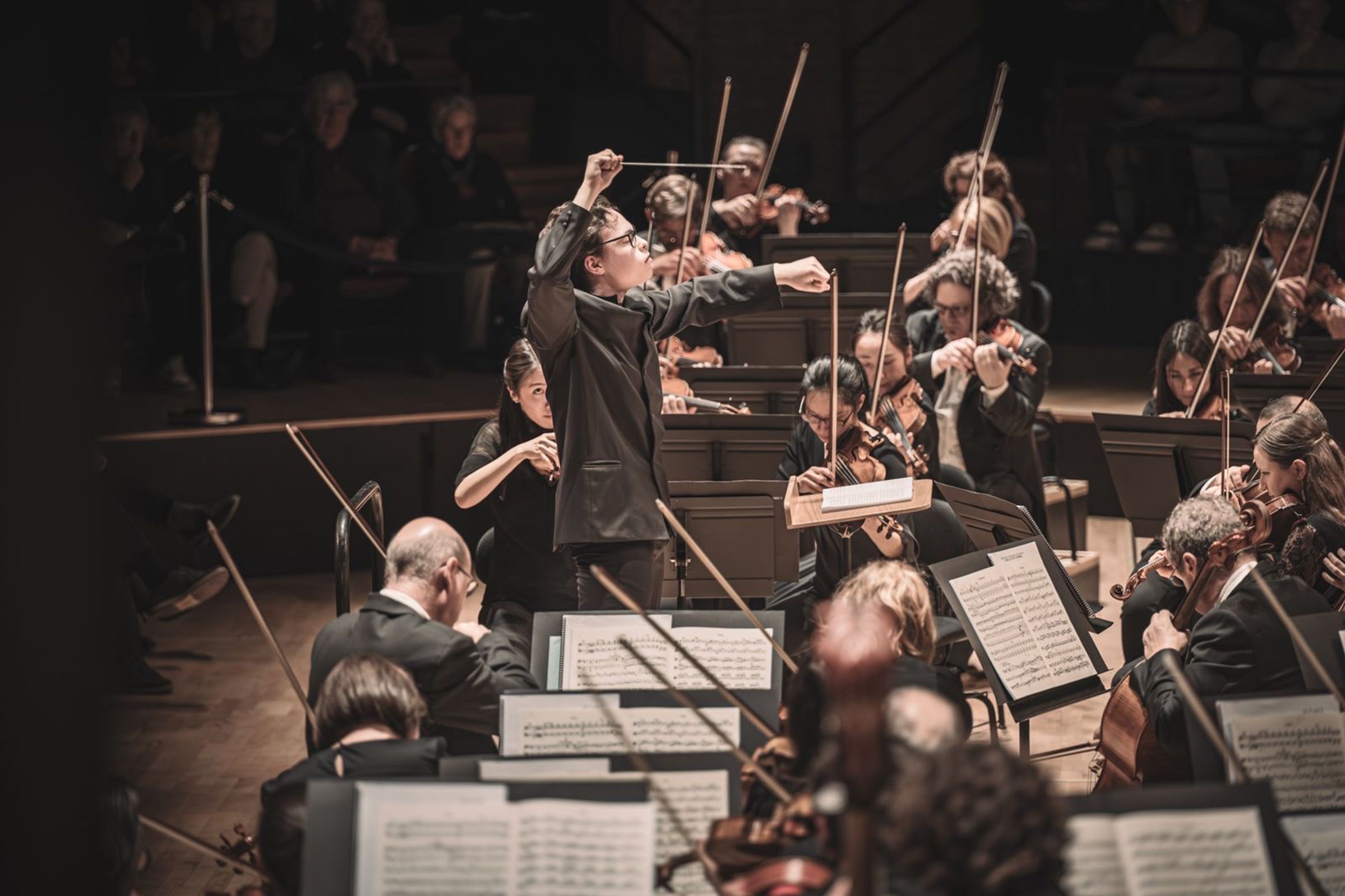 Tarmo Peltokoski dirige l'ONCT dans la <i>Neuvième Symphonie</i> de Bruckner © Romain Alcaraz