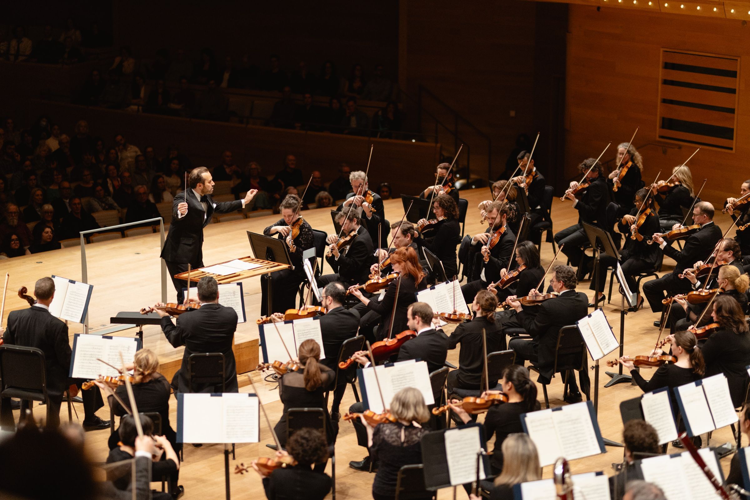 Fabien Gabel conducts the Orchestre symphonique de Montréal &copy; Gabriel Fournier