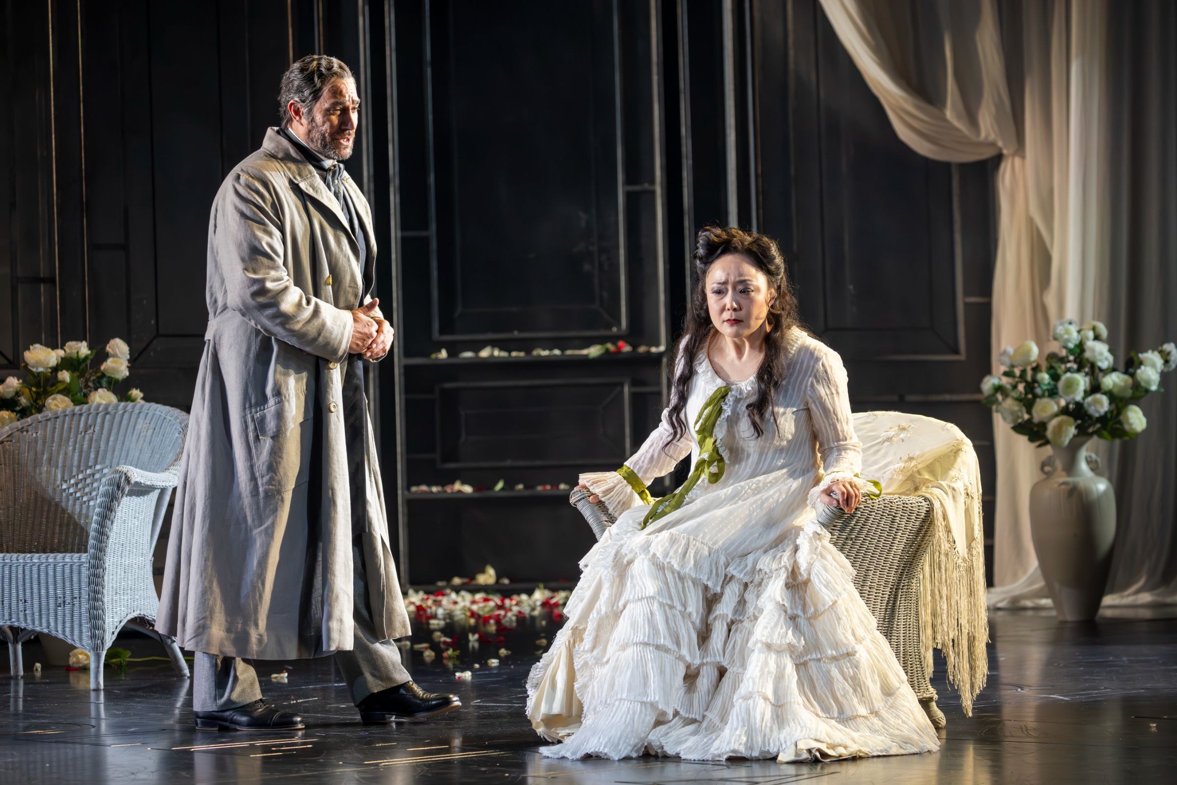 Phillip Rhodes (Germont) and Hye-Youn Lee (Violetta) &copy; James Glossop