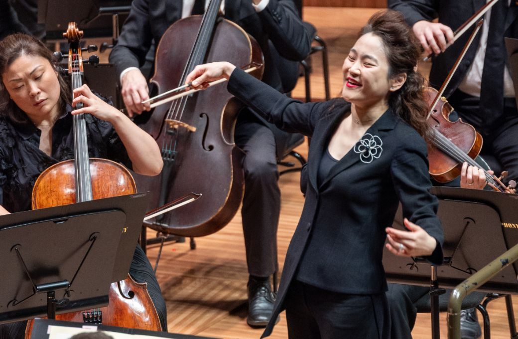 Han-Na Chang conducts the Sydney Symphony Orchestra © Craig Abercrombie