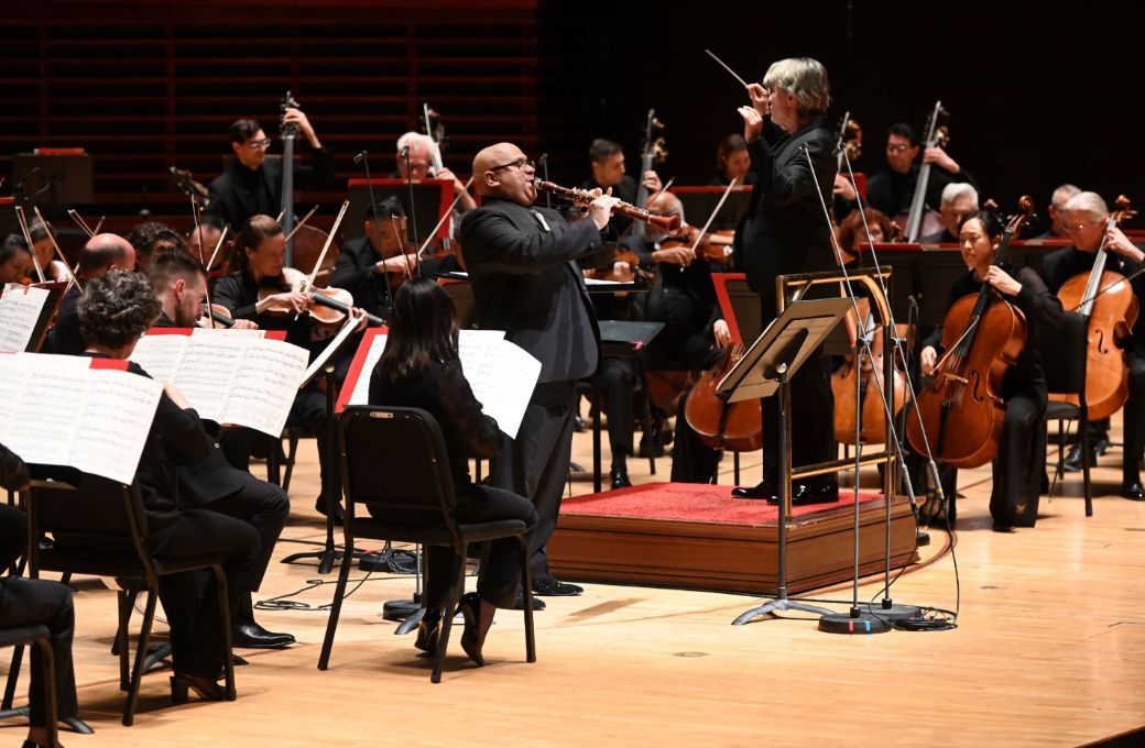 Ricardo Morales and Esa-Pekka Salonen perform <i>kínēma</i> (2021) with the Philadelphia Orchestra &copy; Pete Checchia
