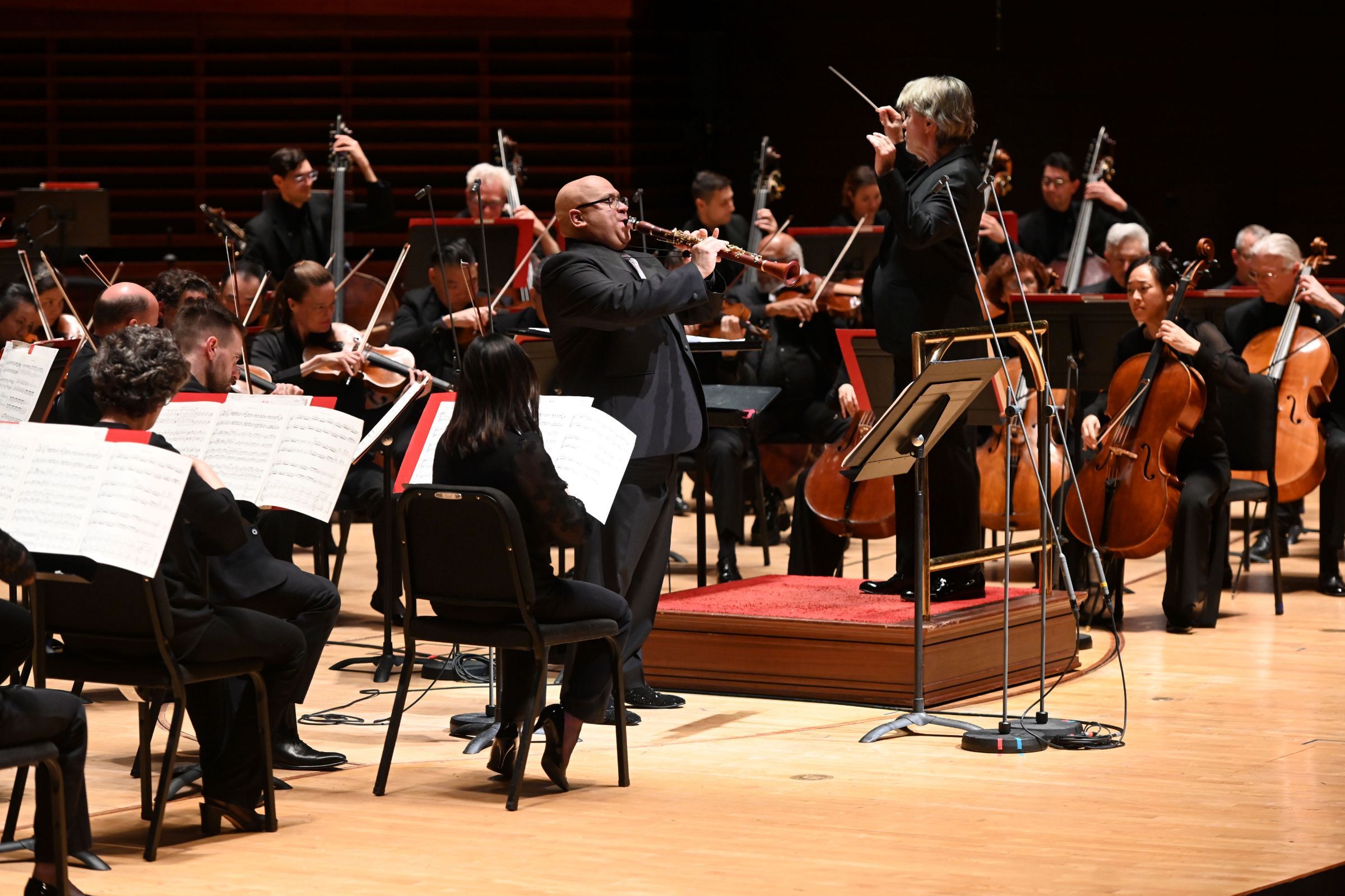 Ricardo Morales and Esa-Pekka Salonen perform <i>kínēma</i> (2021) with the Philadelphia Orchestra &copy; Pete Checchia