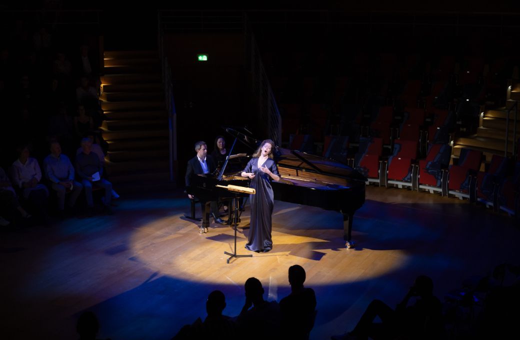 Barbara Hannigan et Bertrand Chamayou dans les <i>Chants de Terre et de Ciel</i> &copy; Pierre Boulez Saal / Peter Adamik