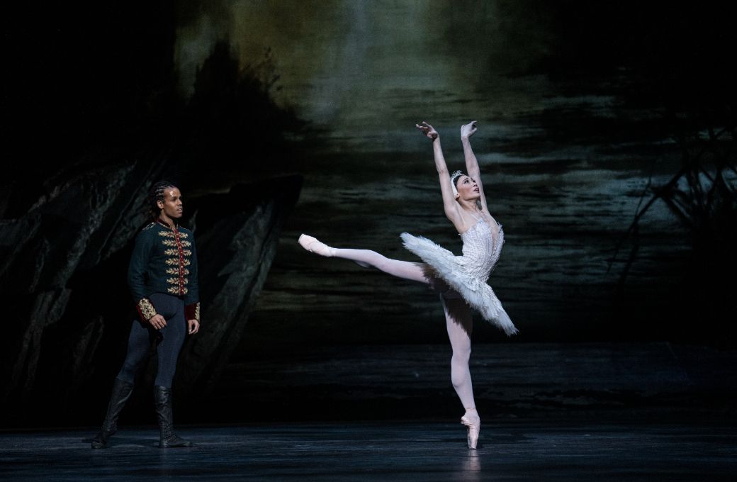 Joseph Sissens as Siegfried and Mariko Sasaki as Odette in Liam Scarlett's <i>Swan Lake</i> &copy; Asya Verzhbinsky