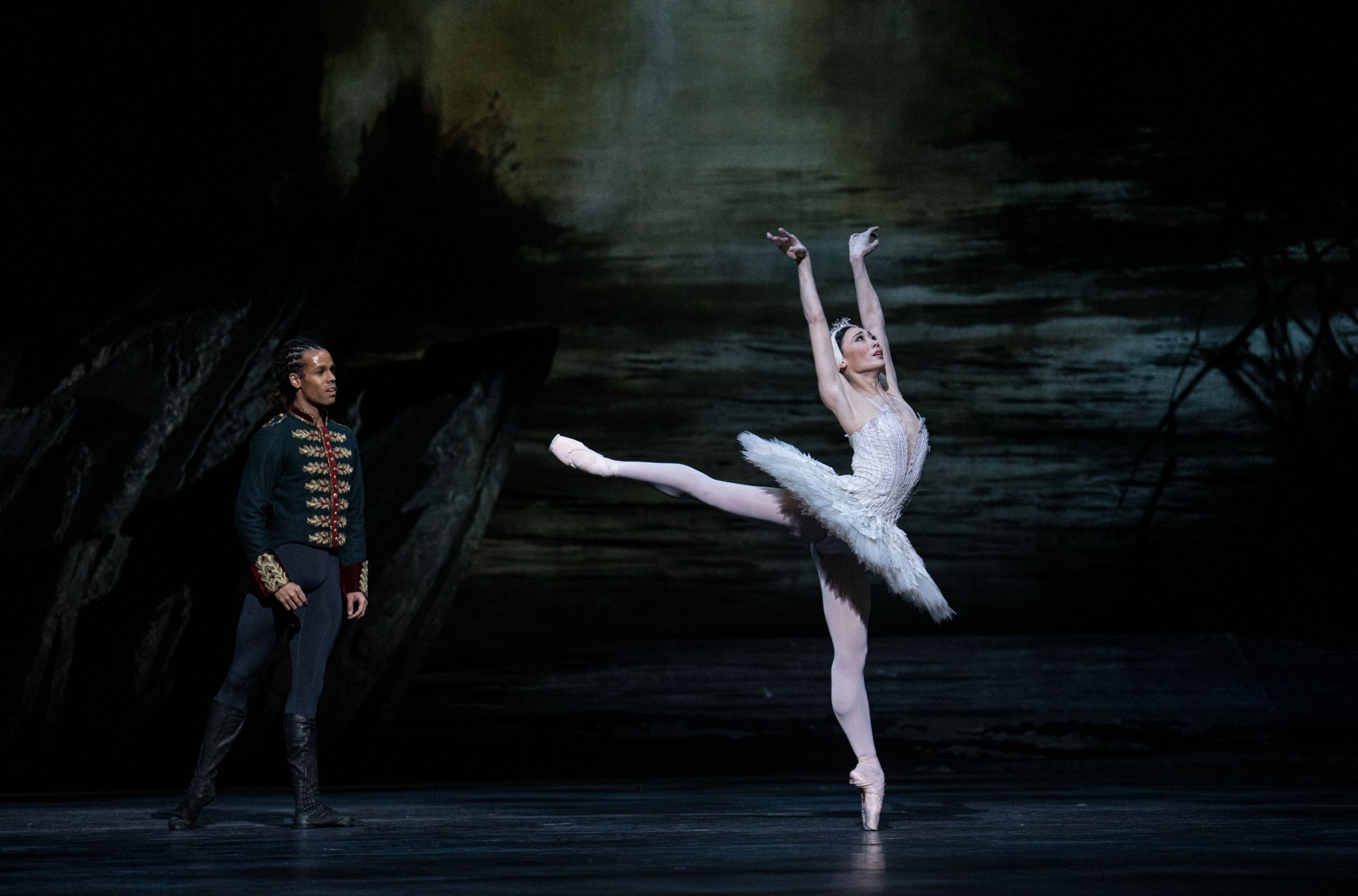 Joseph Sissens as Siegfried and Mariko Sasaki as Odette in Liam Scarlett's <i>Swan Lake</i> &copy; Asya Verzhbinsky