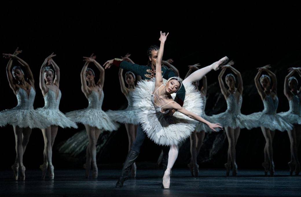 Joseph Sissens as Siegfried and Mariko Sasaki as Odette in Liam Scarlett's <i>Swan Lake</i> &copy; Asya Verzhbinsky