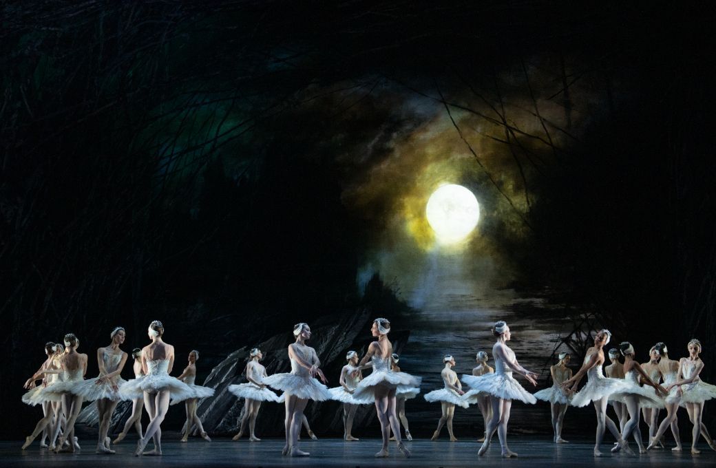 The Royal Ballet in Liam Scarlett's <i>Swan Lake</i> &copy; Asya Verzhbinsky